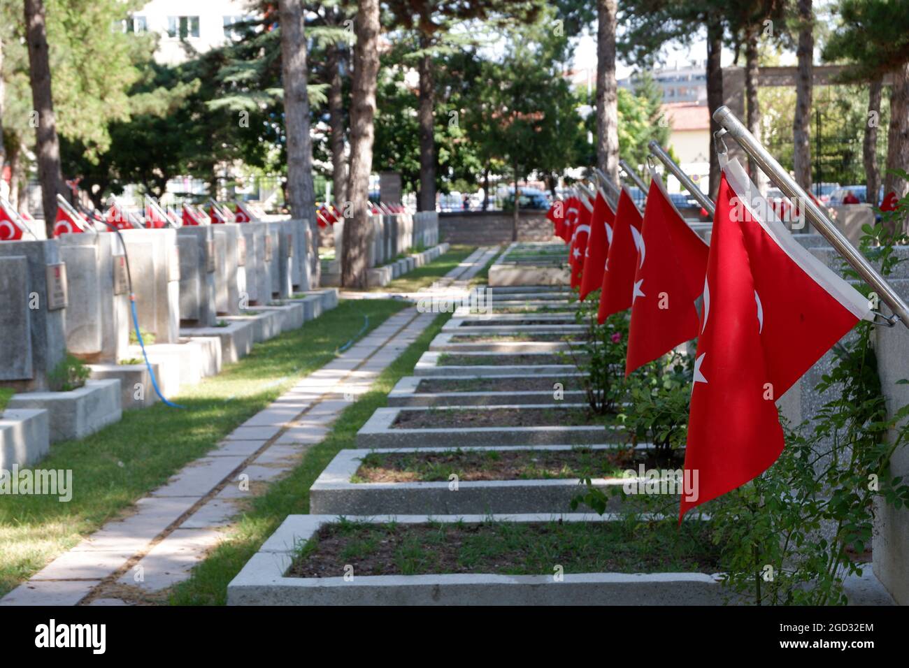 Lapidi dei soldati turchi KIA (uccisi in azione) con bandiere turche rosse al martirio dell'Airforce Eskisehir/Turchia Foto Stock