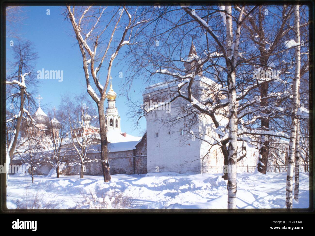 Mura nord e ovest della Corte dell'Arcivescovo (Cremlino), con la torre nord-ovest (1671-75), e la torre campanaria della Cattedrale di Santa Sofia (1869-70), Vologda, Russia 2000. Foto Stock