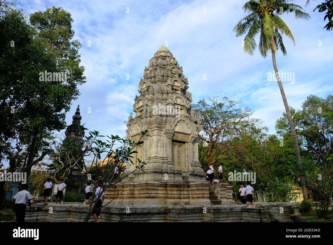 Cambogia Krong Siem Reap - Wat Damnak Prang torre in giardino Foto Stock