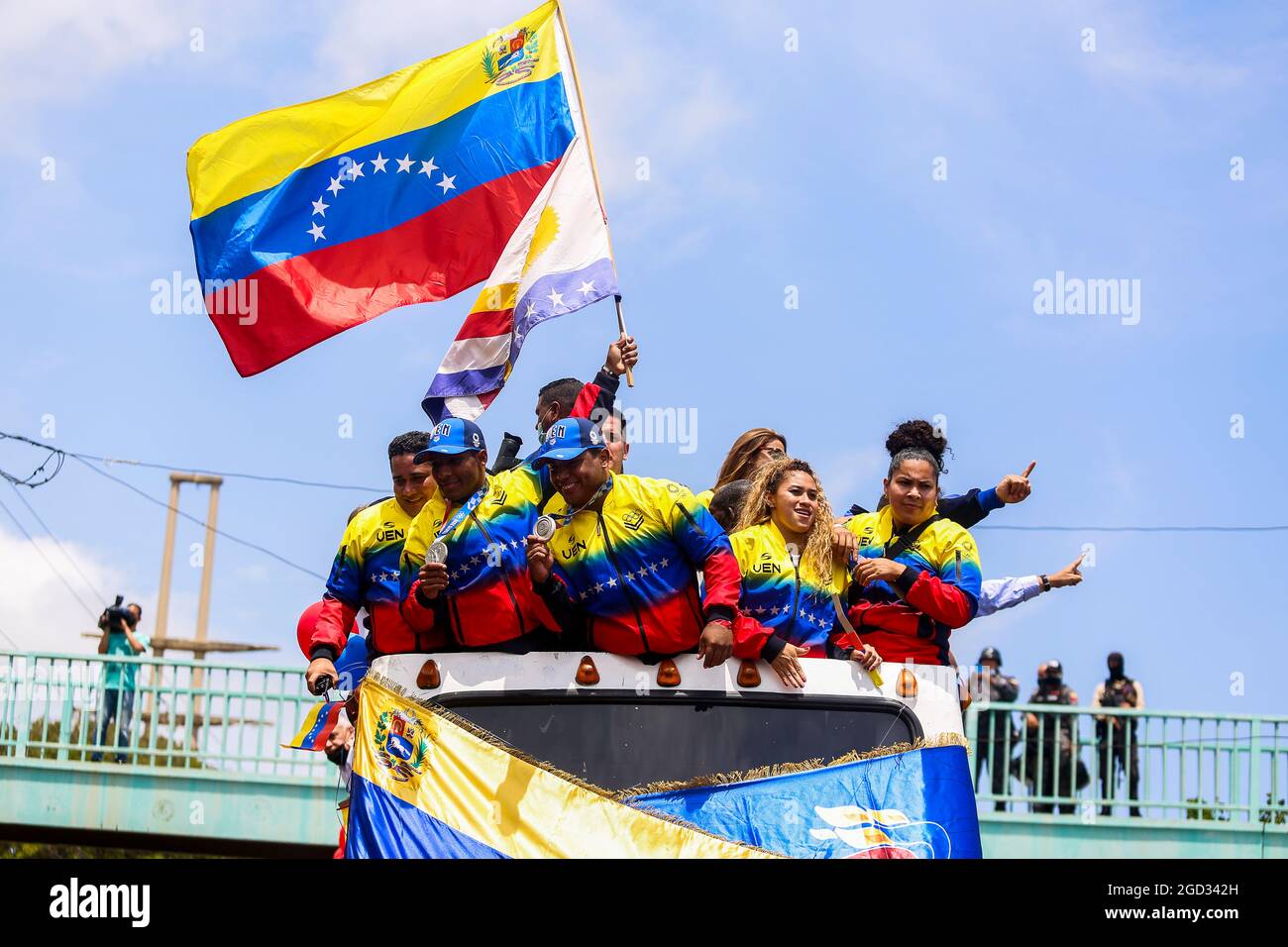 Caracas, Venezuela. 10 agosto 2021. Keydomar Vallenilla (2° da destra) e Julio Mayora (centro) mostrano le loro medaglie olimpiche come sono allietate dai tifosi all'arrivo dopo le Olimpiadi di Tokyo. Credit: Pedro Rances Mattey/dpa/Alamy Live News Foto Stock