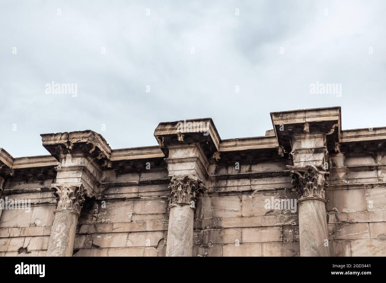Parete della Biblioteca Adriana, tre colonne di marmo verde da vicino. Dettagli dell'architettura dell'antico colonnato greco ad Atene, Grecia Foto Stock