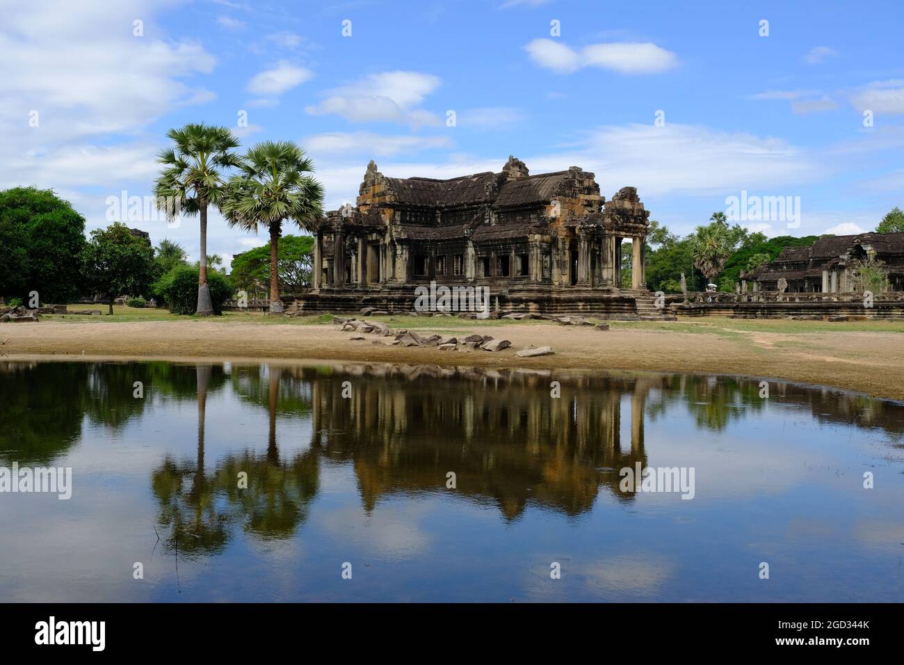 Cambogia Krong Siem Reap Angkor Wat - riflessione biblioteca meridionale Foto Stock