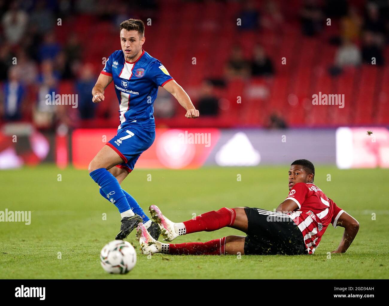 Sheffield United's Rhian Brewster (a destra) e Joe Riley di Carlisle United combattono per la palla durante la prima partita della Carabao Cup a Bramall Lane, Sheffield. Data immagine: Martedì 10 agosto 2021. Foto Stock