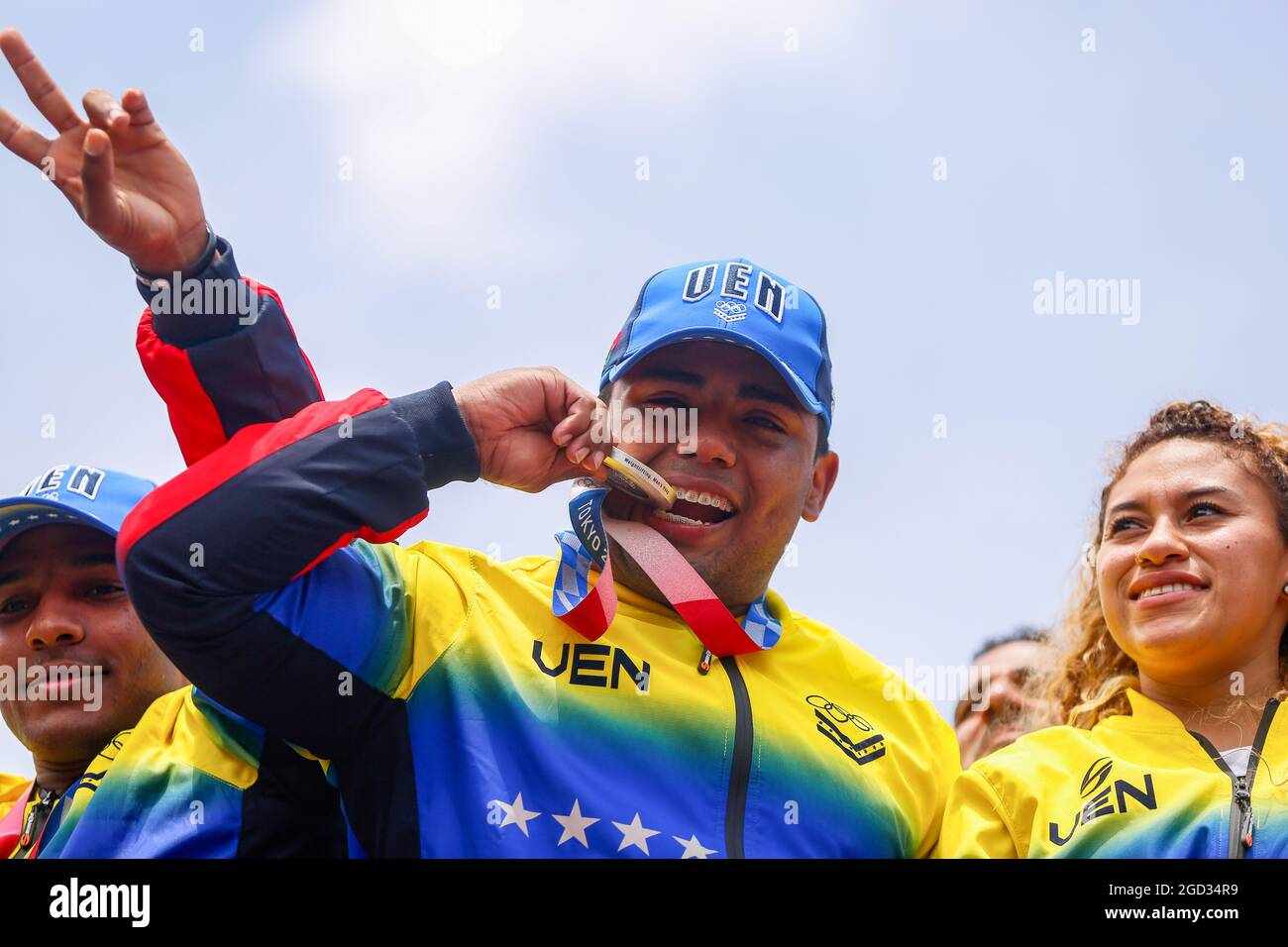 Caracas, Venezuela. 10 agosto 2021. Keydomar Vallenilla (m.) morde la sua medaglia olimpica mentre lui e la squadra venezuelana sono acclamati dai tifosi al loro arrivo dopo le Olimpiadi di Tokyo. Credit: Pedro Rances Mattey/dpa/Alamy Live News Foto Stock