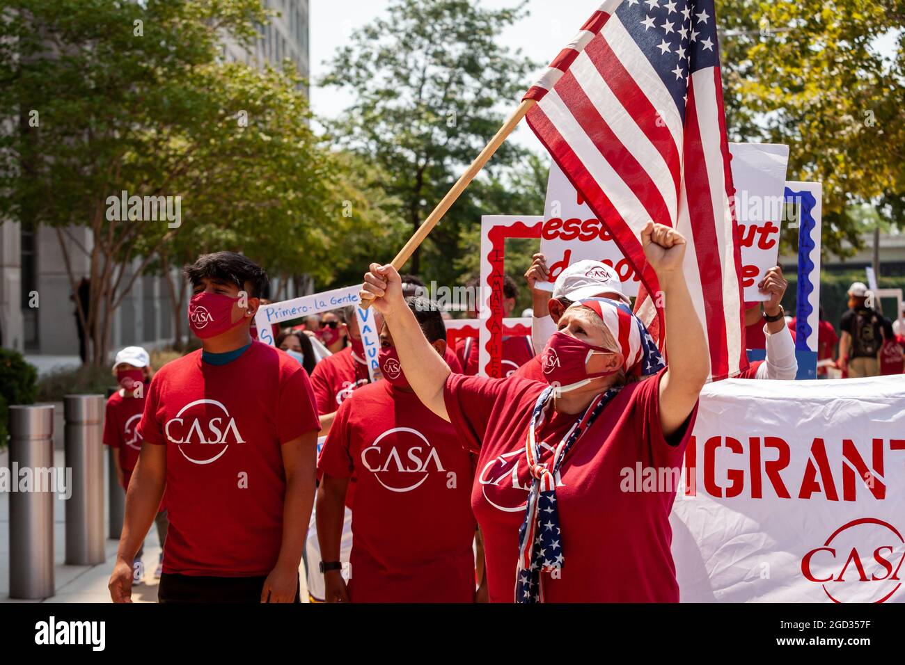 Washington, DC, USA, 10 agosto 2021. Nella foto: Una donna si rivolge verso l'edilizia Immigrazioni abitative e l'applicazione doganale (ICE) per parlare direttamente con il Departmet del Segretario per la sicurezza interna Alejandro Mayorkas durante un raduno che chiede che IL GHIACCIO tratti gli immigrati come persone, non semplicemente categorie "prioritarie" o "non prioritarie". Credit: Alison Bailey / Alamy Live News Foto Stock