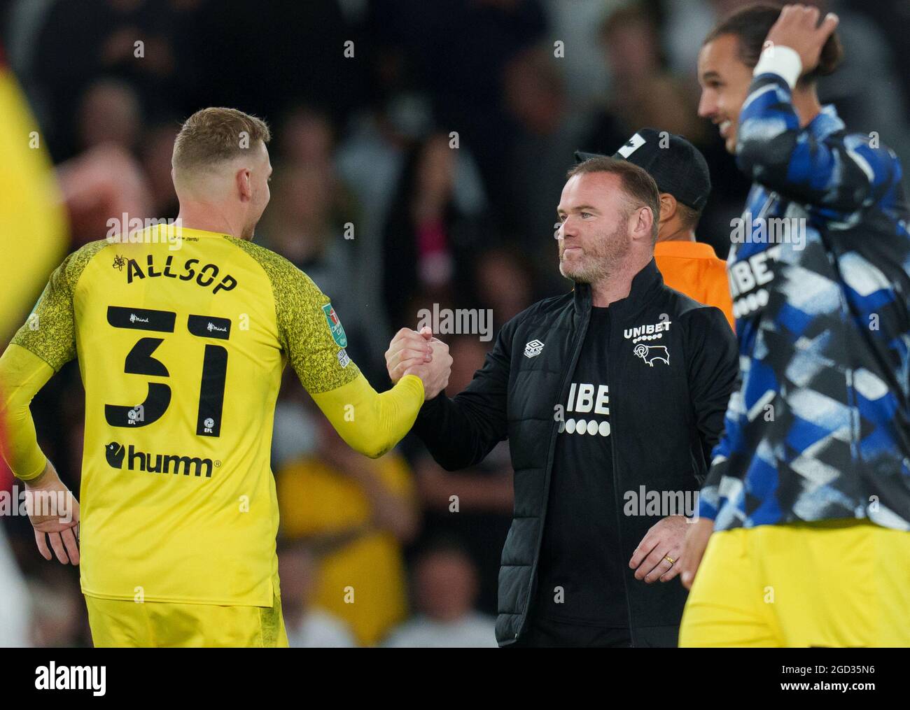 Derby, Regno Unito. 10 agosto 2021. Wayne Rooney & Goalkeeper Ryan Allsop, direttore della contea di Derby, a tempo pieno durante la partita della Carabao Cup tra Derby County e Salford City allo stadio iPro, Derby, Inghilterra, il 10 agosto 2021. Foto di Andy Rowland. Credit: Prime Media Images/Alamy Live News Foto Stock