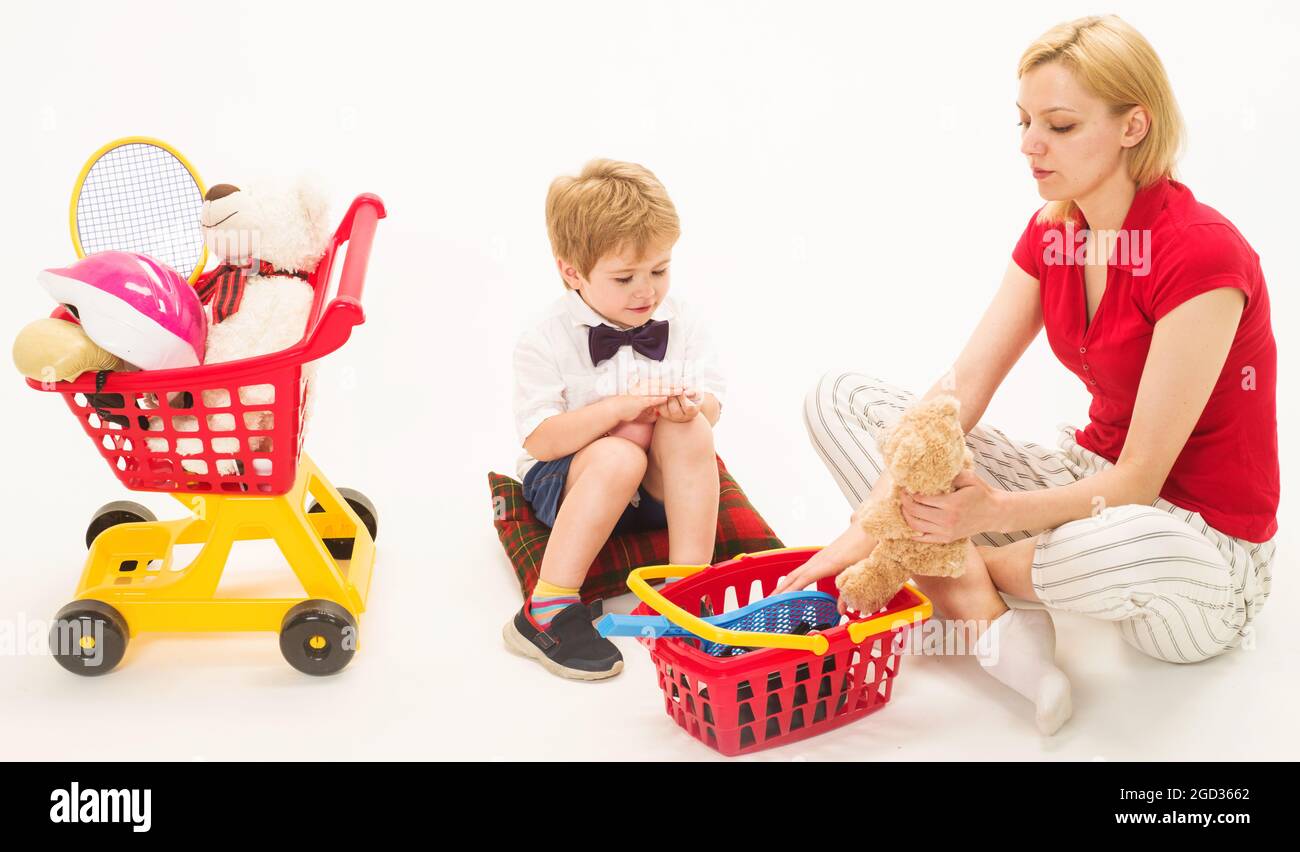 Negozio di giochi per madre e figlio. Shopping, sconto, vendita. Relazioni familiari. Foto Stock