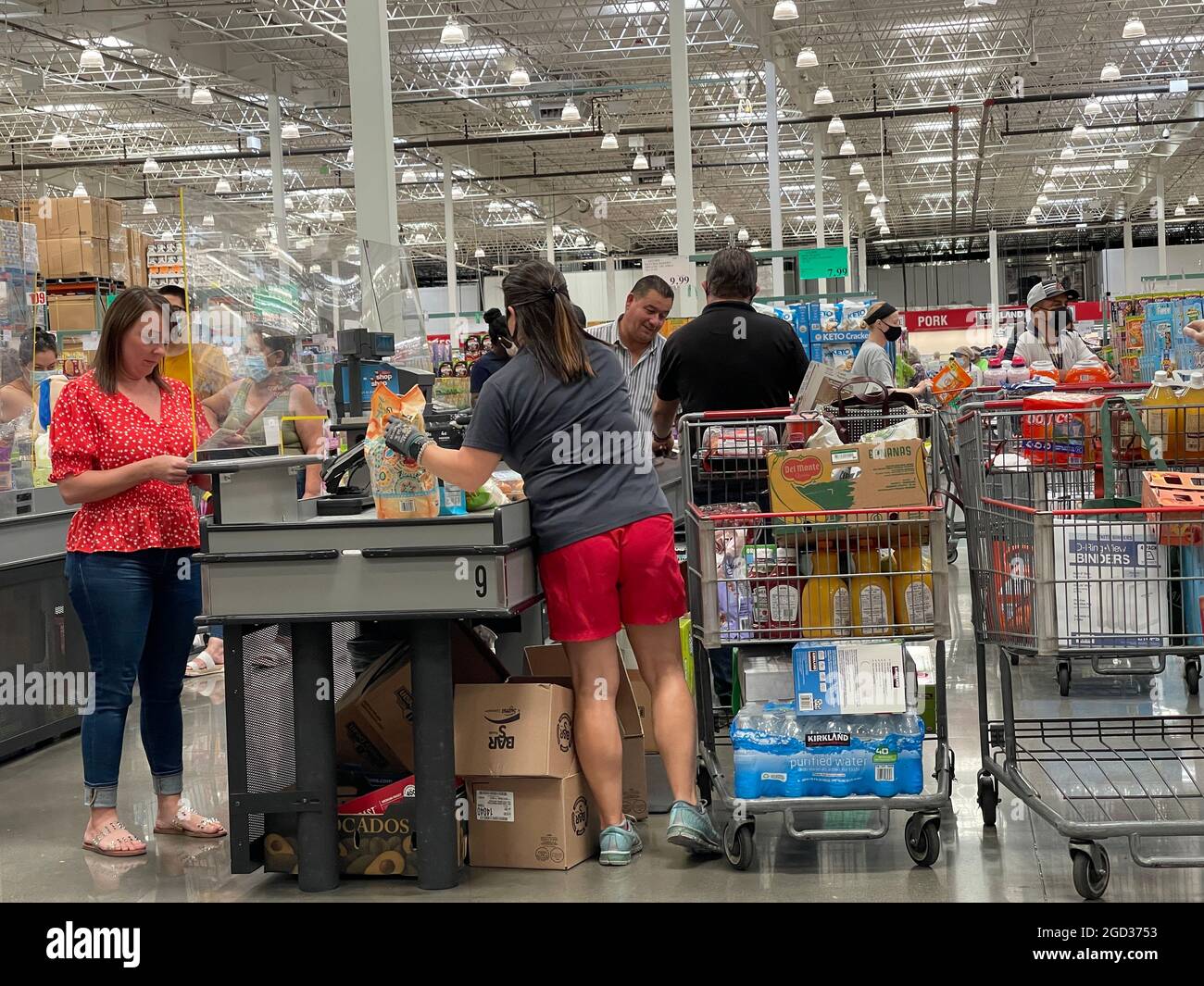 La gente che acquista a Costco Wholesale Foto Stock