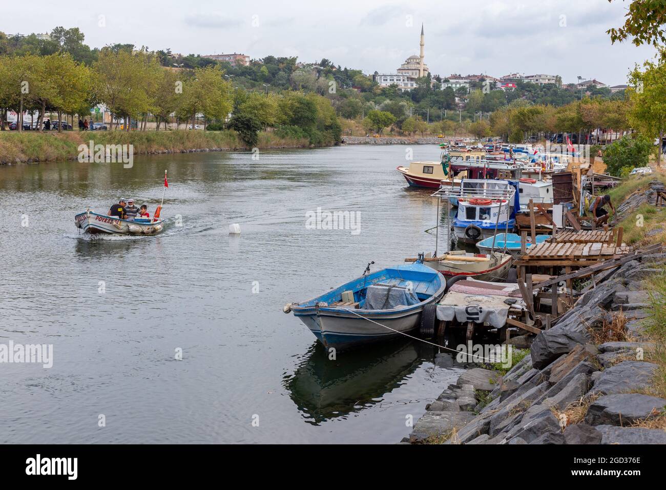 Piccole imbarcazioni da pesca su un torrente tra la costa del Mar di Marmara e il lago Kucukcekmece al punto di ingresso nel sud del progetto del canale di Istanbul. Foto Stock