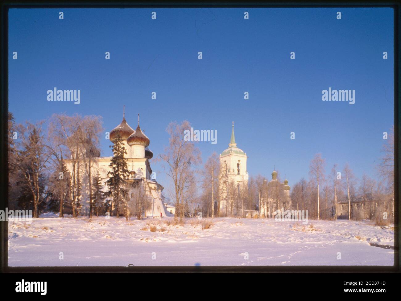 Cattedrale della Natività di Cristo (1552-62, 1652, 1770), panorama sud dal fiume Onega, con campanile (1767-78), Kargoll', Russia 1999. Foto Stock
