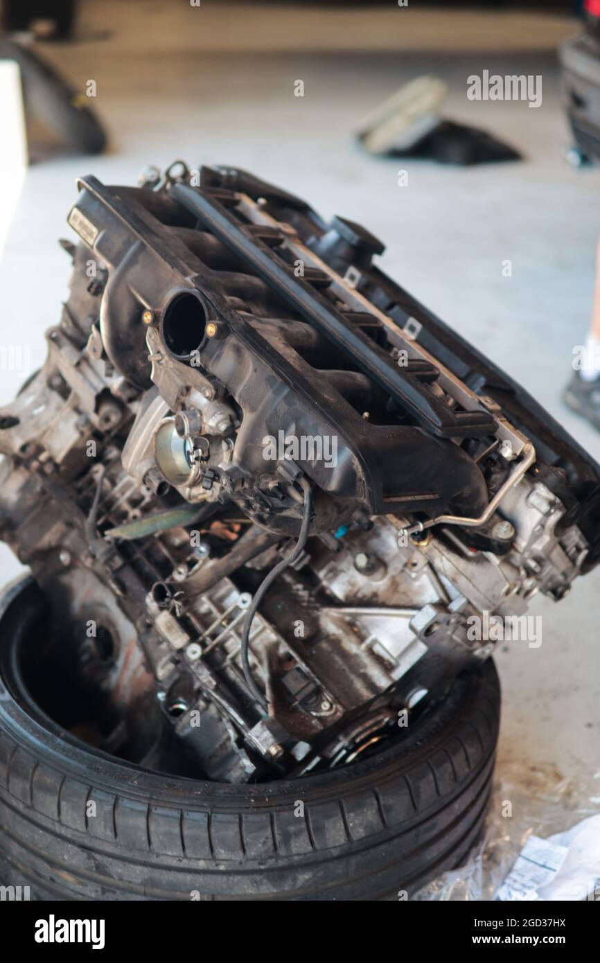 Vetture nella stazione di servizio di riparazione Foto Stock