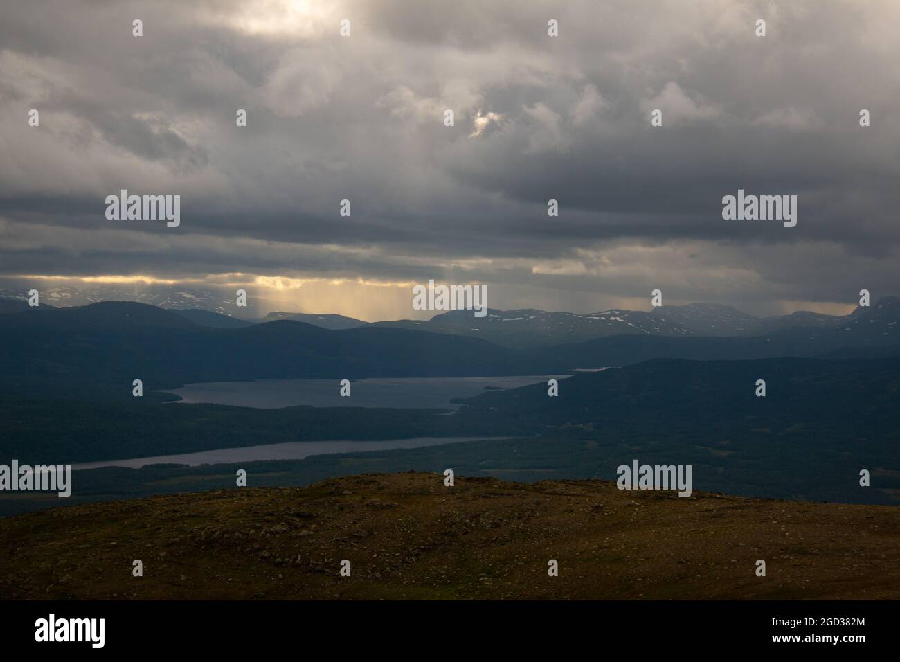 Laghi intorno Hemavan in pioggia, la vista dal sentiero Kungsleden, Svezia, metà luglio Foto Stock