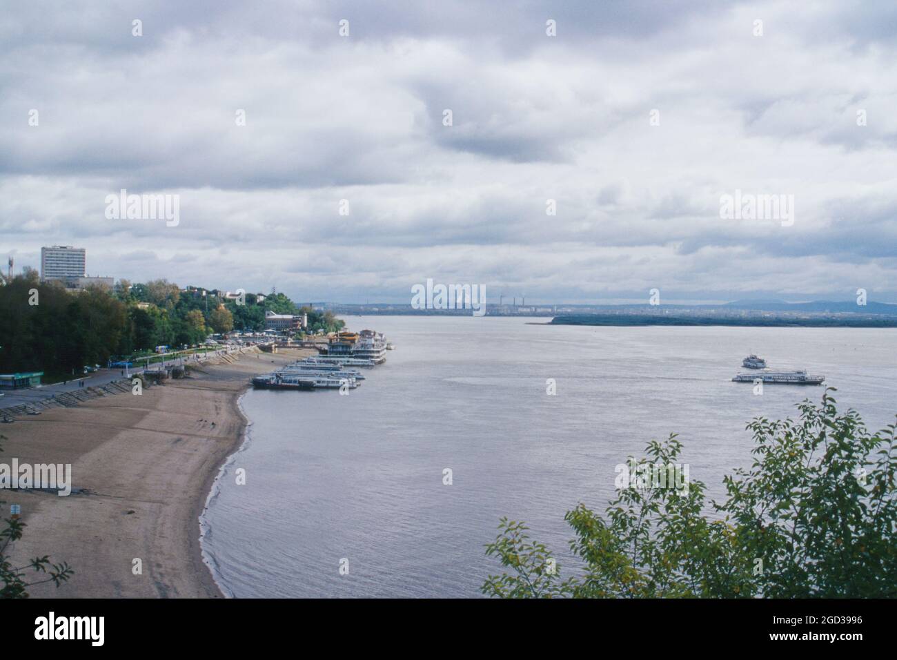 Panorama con il fiume Amur, vicino alla confluenza con Ussuri, Khabarovsk, Russia; 2000 Foto Stock