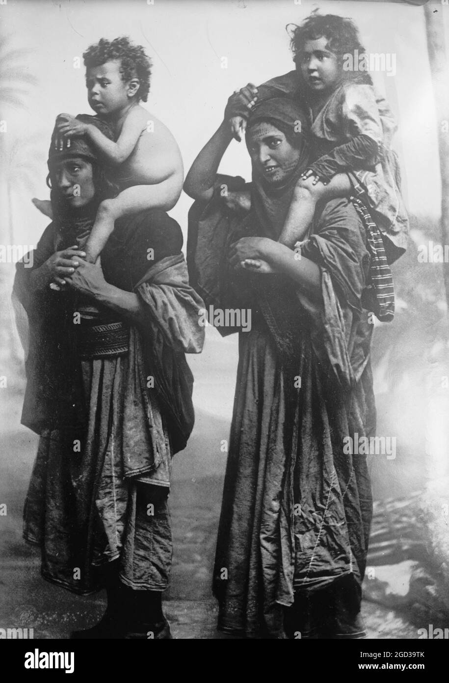 Donna beduina e bambini, Siria circa tra 1909 e 1919 Foto Stock