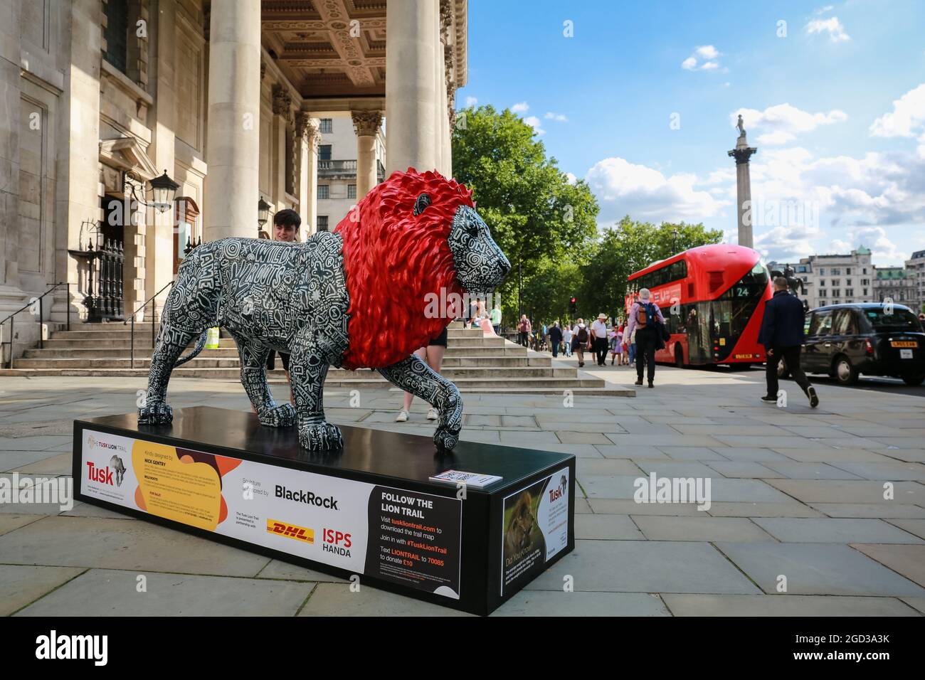 Londra, Regno Unito. 10 agosto 2021. The Tusk Lion Trail 2021. Scultura leone di Nick Gentry in Trafalgar Square. Credito: Waldemar Sikora Foto Stock