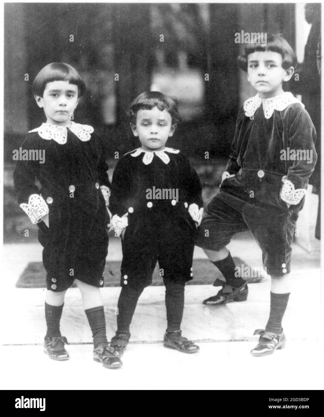 Bambini che indossano tute in velluto ispirate al piccolo stile Lord Fauntleroy tra il 1909 e il 1932 Foto Stock