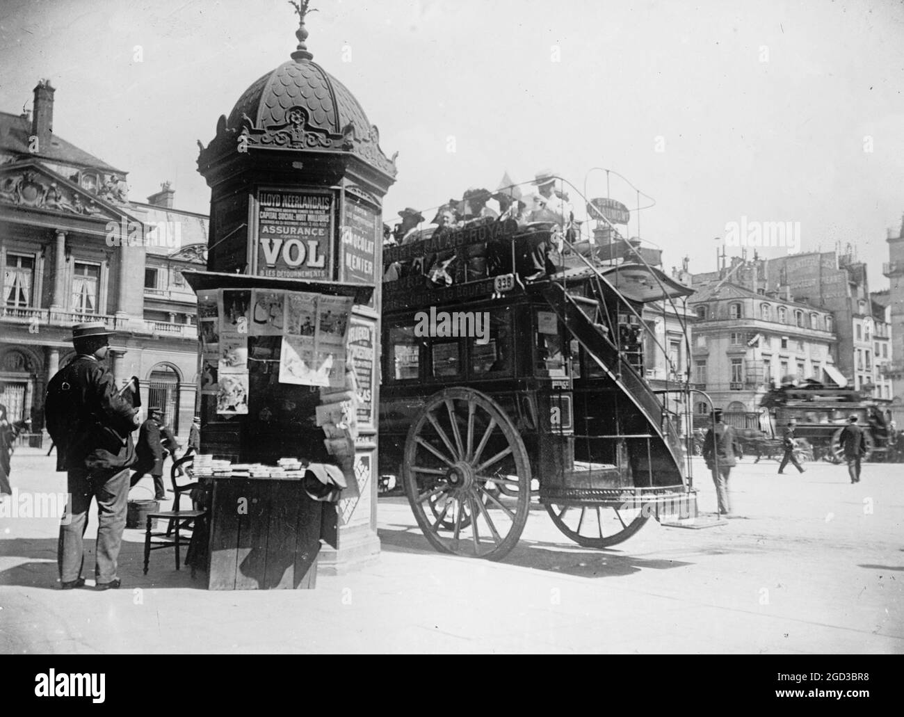 Tipico angolo di strada parigina con chiosco (Parigi) tra il 1909 e il 1919 Foto Stock