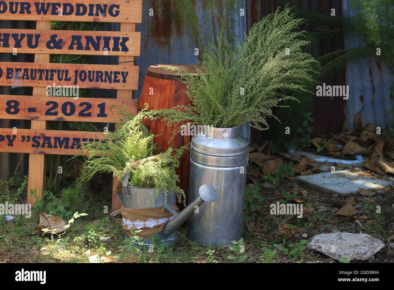 barili e barili in legno per decorazioni per matrimoni e feste con temi rustici e romantico ed artistico shabby chic. Foto Stock