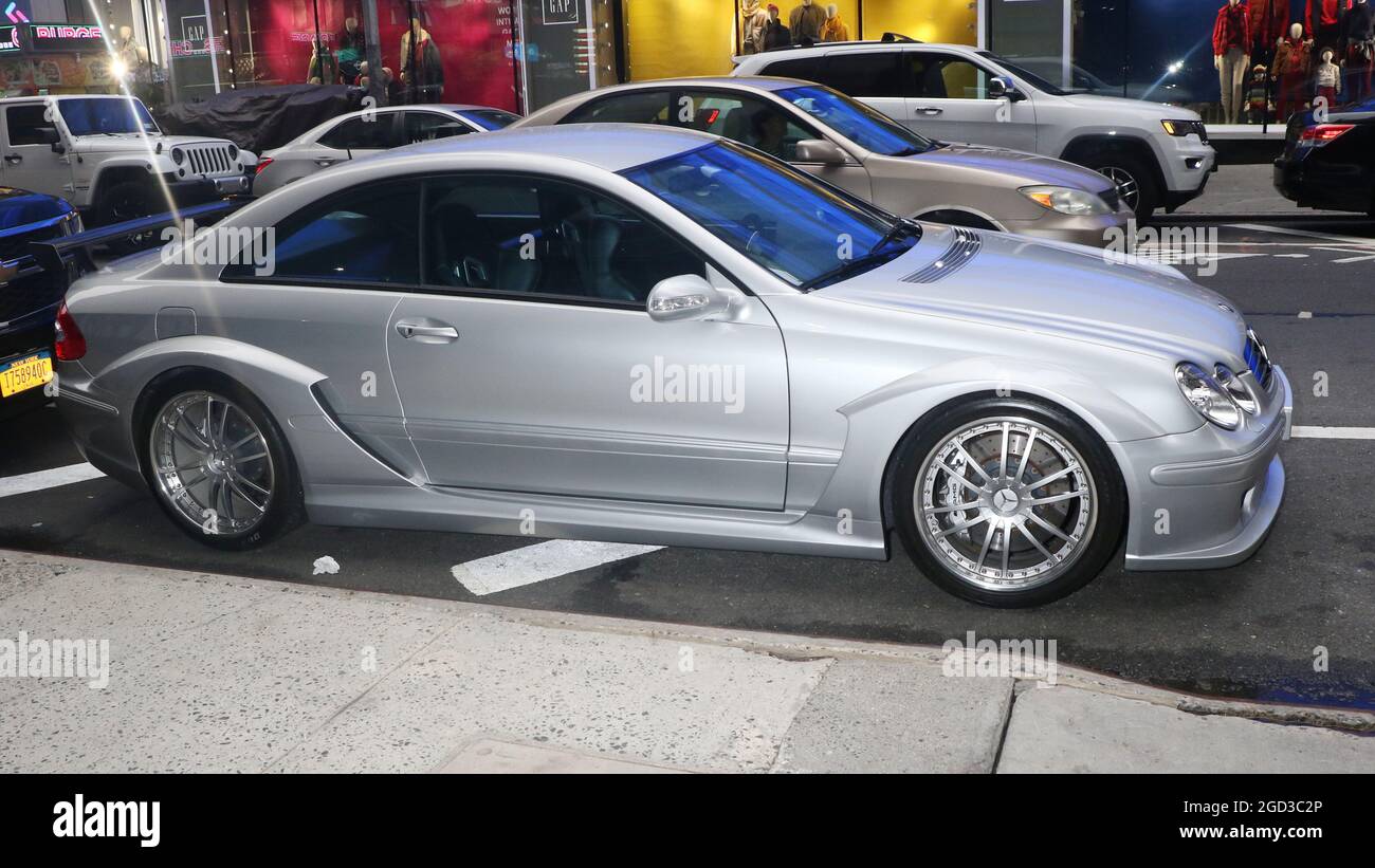 New York, NY, Stati Uniti. 10 agosto 2021. La BMW di Michael Strahan ha parcheggiato fuori dagli ABC Studios di New York il 10 agosto 2021. Credit: RW/Media Punch/Alamy Live News Foto Stock