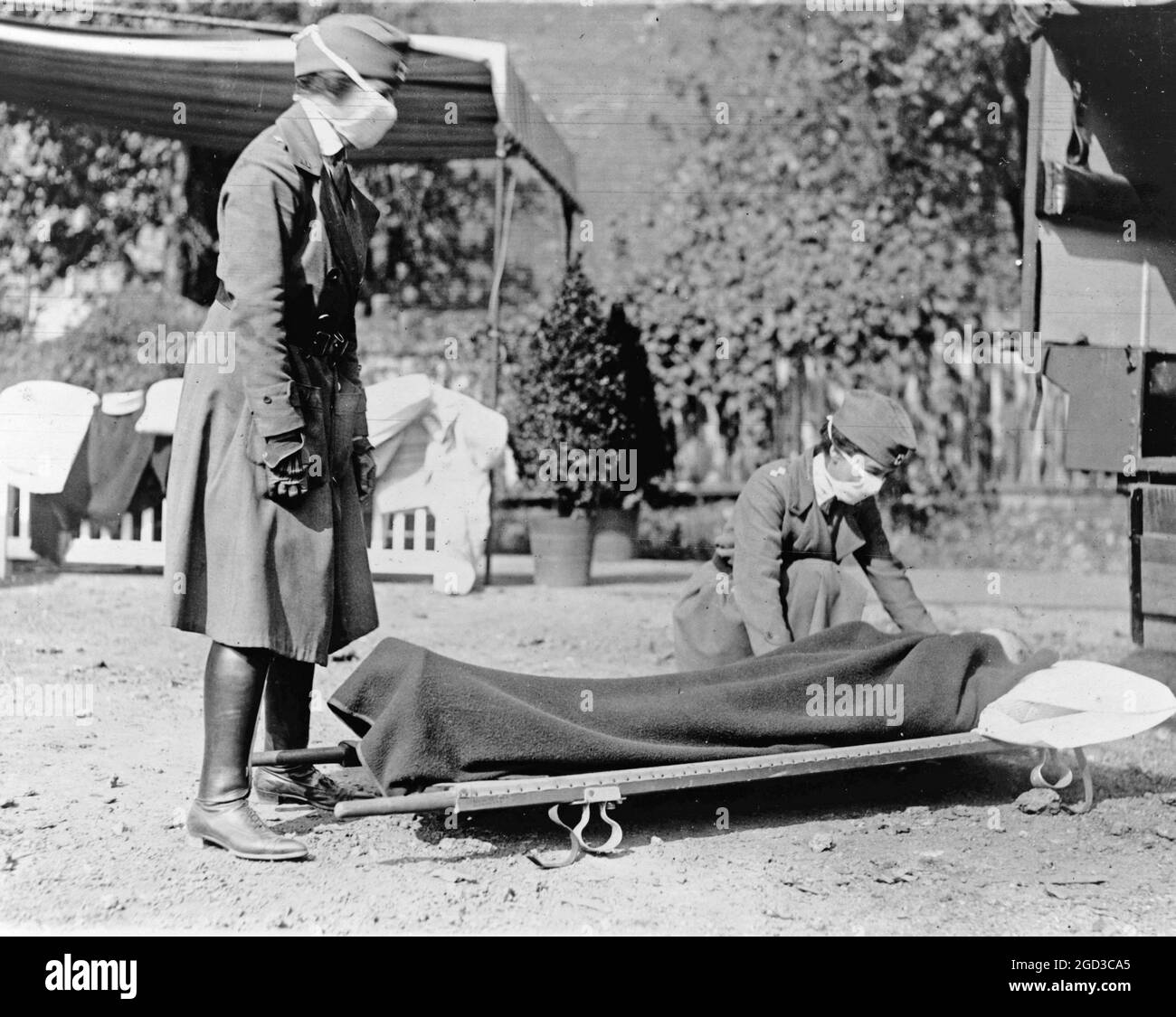 Dimostrazione presso la croce rossa di emergenza stazione di ambulanza in Washington, D.C., durante la pandemia influenzale del 1918 Foto Stock