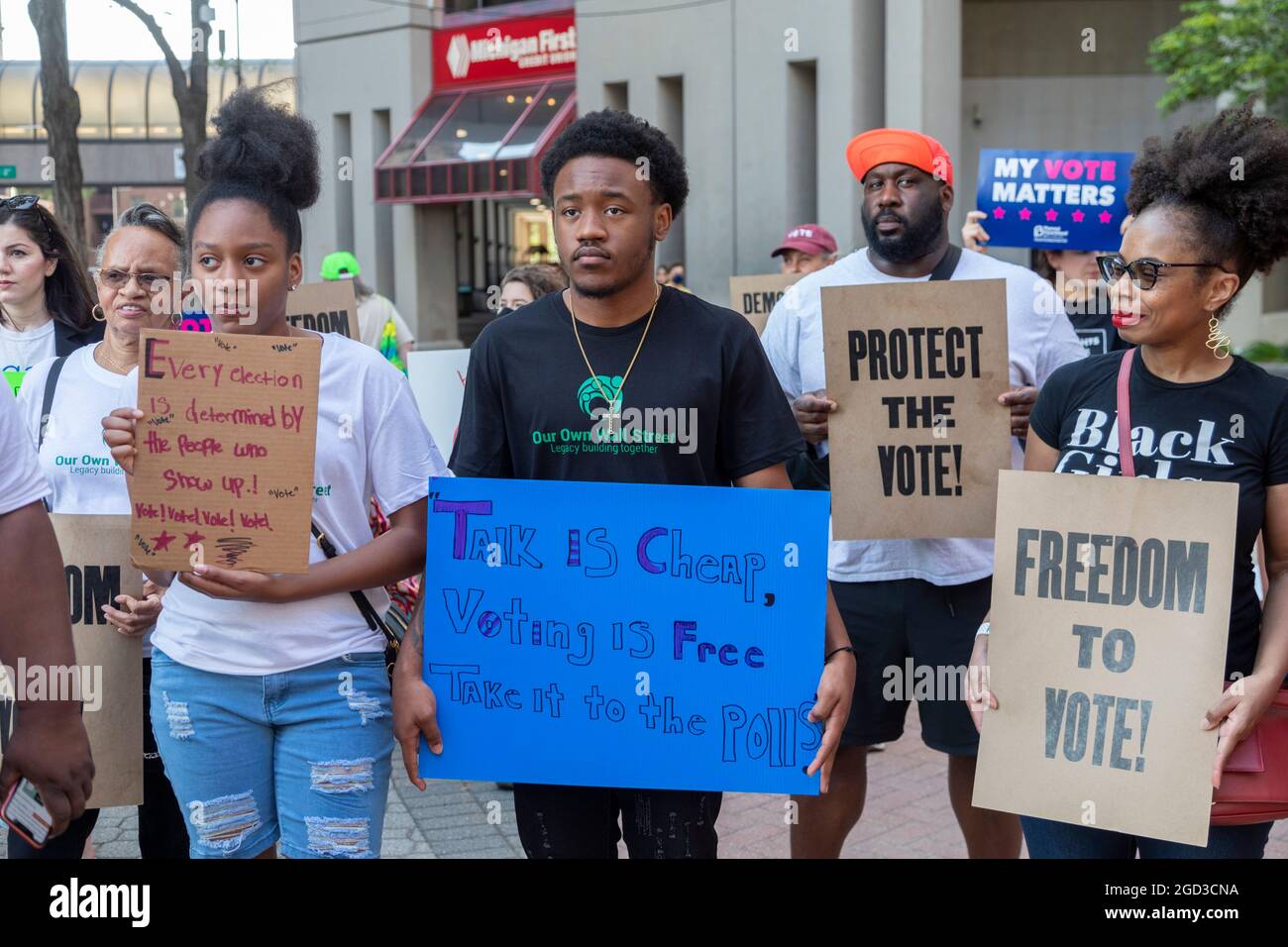 Detroit, Michigan, Stati Uniti. 10 agosto 2021. Un raduno si oppone a nuove restrizioni di voto che sono state proposte dalle elezioni del 2020 in Michigan e in altri stati. Credit: Jim West/Alamy Live News Foto Stock
