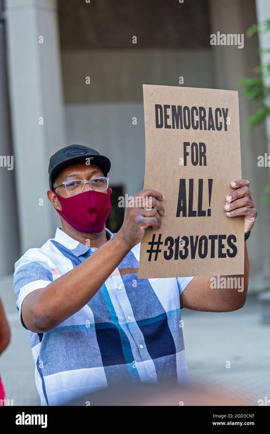 Detroit, Michigan, Stati Uniti. 10 agosto 2021. Un raduno si oppone a nuove restrizioni di voto che sono state proposte dalle elezioni del 2020 in Michigan e in altri stati. Credit: Jim West/Alamy Live News Foto Stock