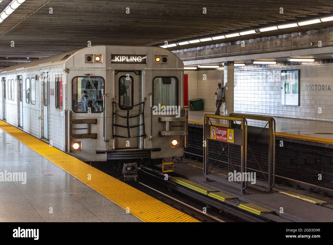 Vecchio treno della metropolitana della TTC (Toronto Transit Commission) che arriva a una piattaforma a Toronto, Canada Foto Stock