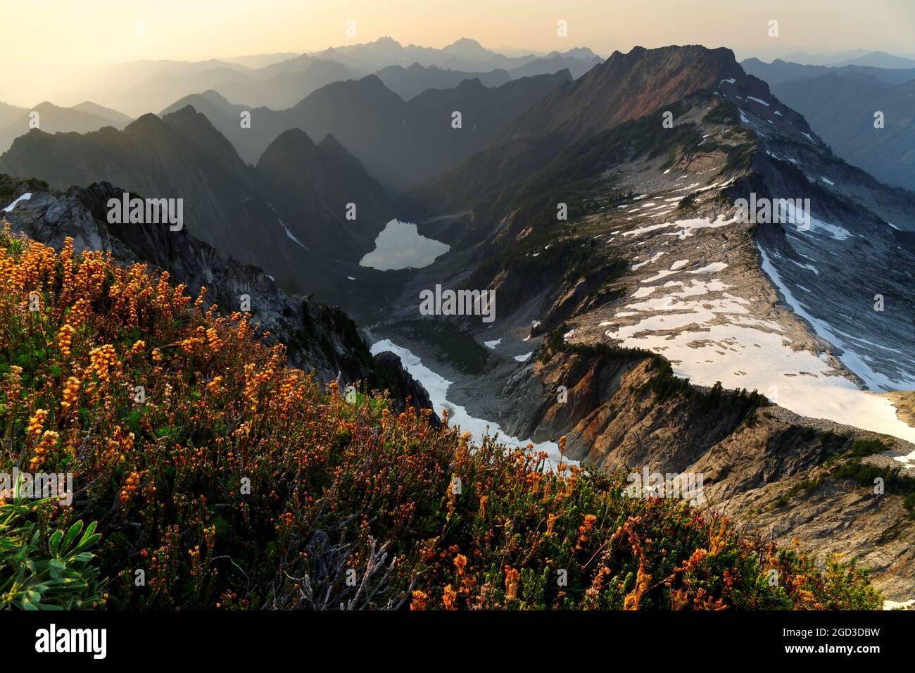 Vista del lago Copper, delle Big Four Mountain, di Little Chief Peak e di altre montagne da Vesper Peak, Central Cascade Mountains, Washington, USA Foto Stock