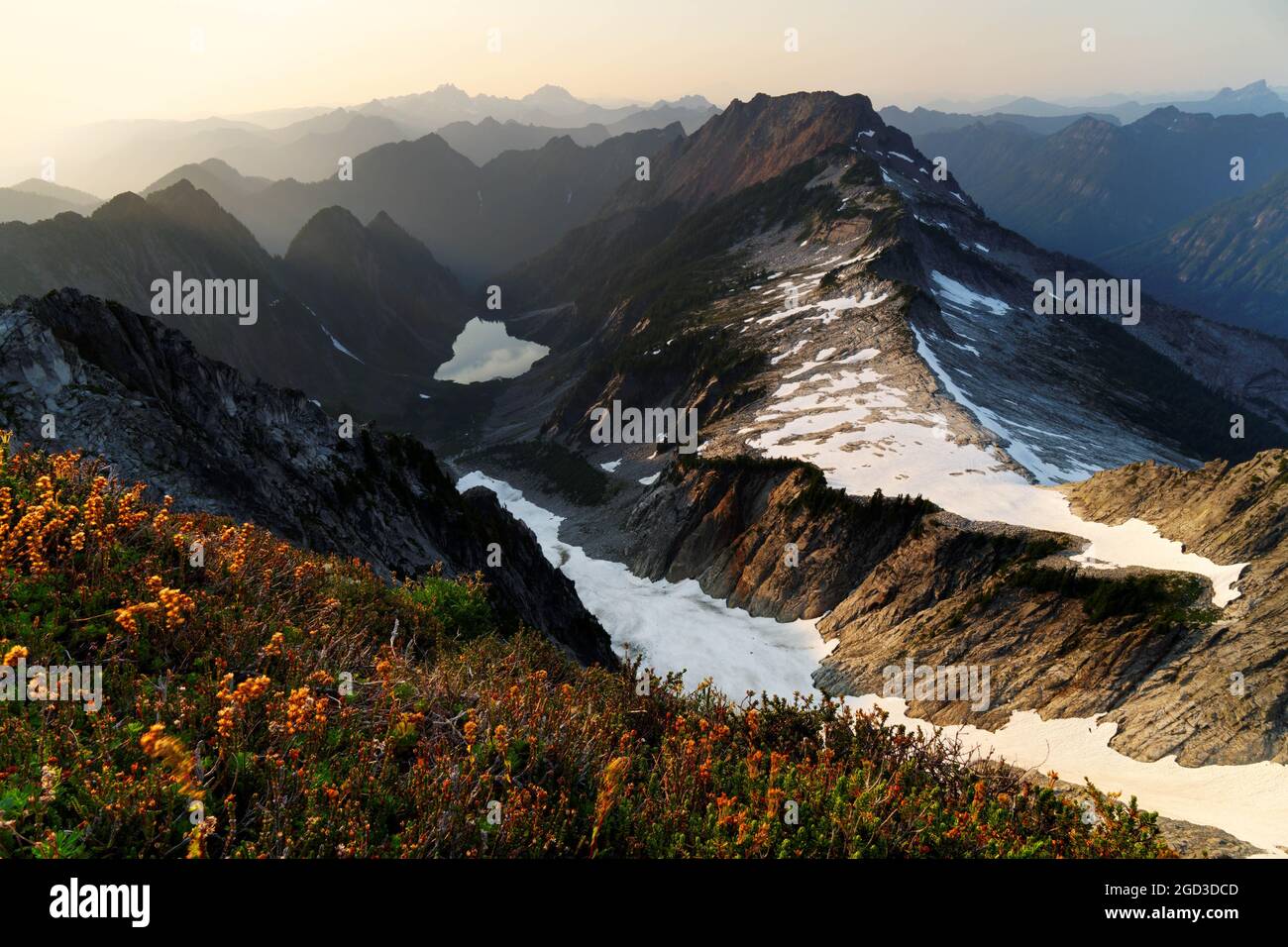 Vista del lago Copper, delle Big Four Mountain, di Little Chief Peak e di altre montagne da Vesper Peak, Central Cascade Mountains, Washington, USA Foto Stock