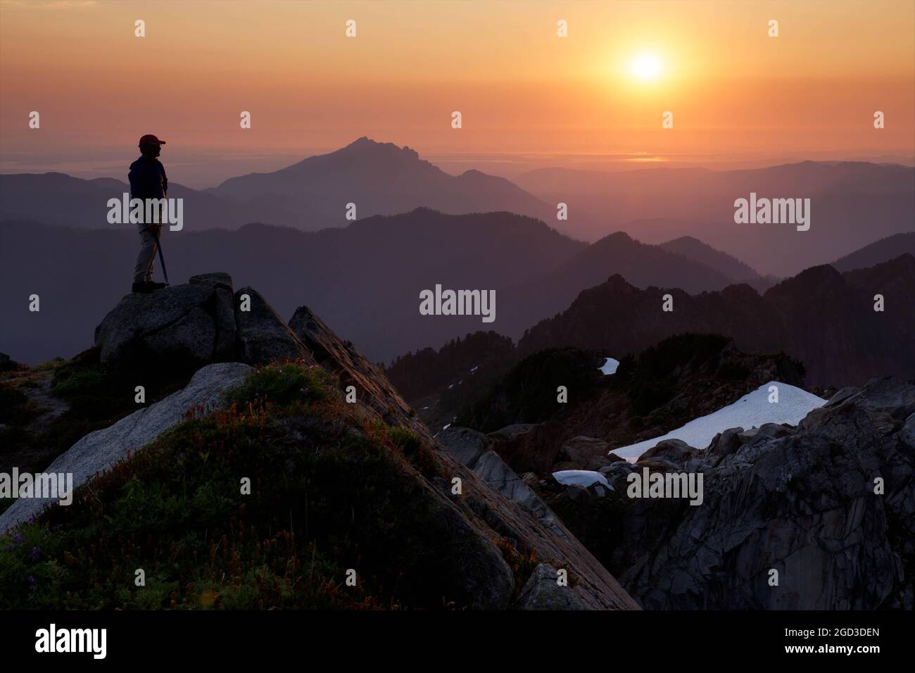 Arrampicarsi sul Vesper Peak al tramonto con vista delle Montagne Centrale e Nord Cascade, Washington, USA Foto Stock