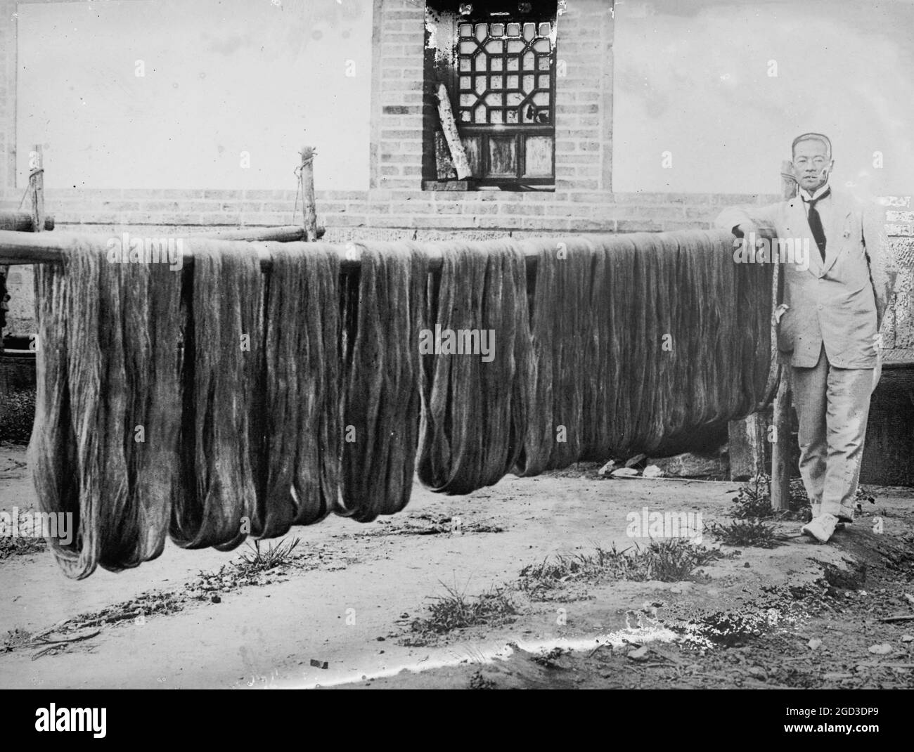 Silk Mfg in Cina. Essiccare e gettare la fibra di seta e preparare l'ordito e la trama per la tessitura tra circa 1918 e 1921 Foto Stock