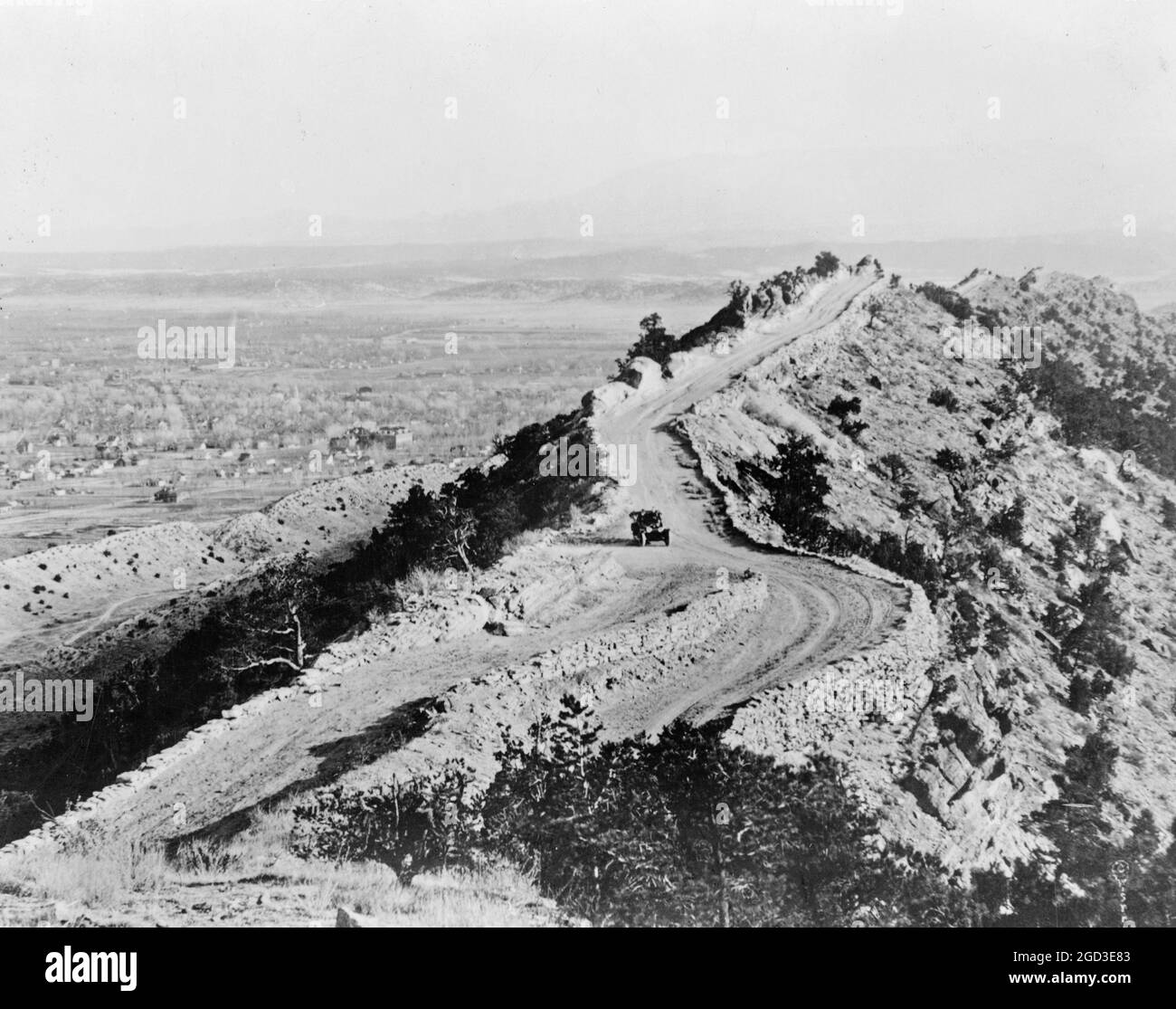 Auto su strada lungo la cresta nel Parco Nazionale Estes, Colorado, vale a dire Rocky Mountain National Park ca. 1909 Foto Stock