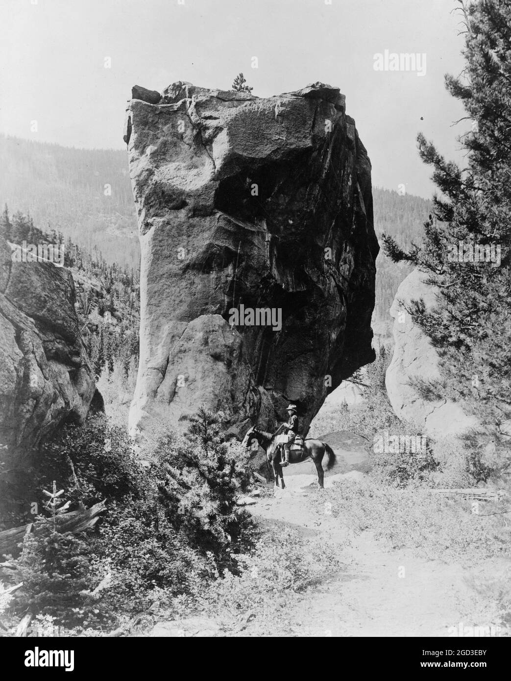 Uomo a cavallo da butte nel Rocky Mountain National Park, Colorado ca. 1909 Foto Stock