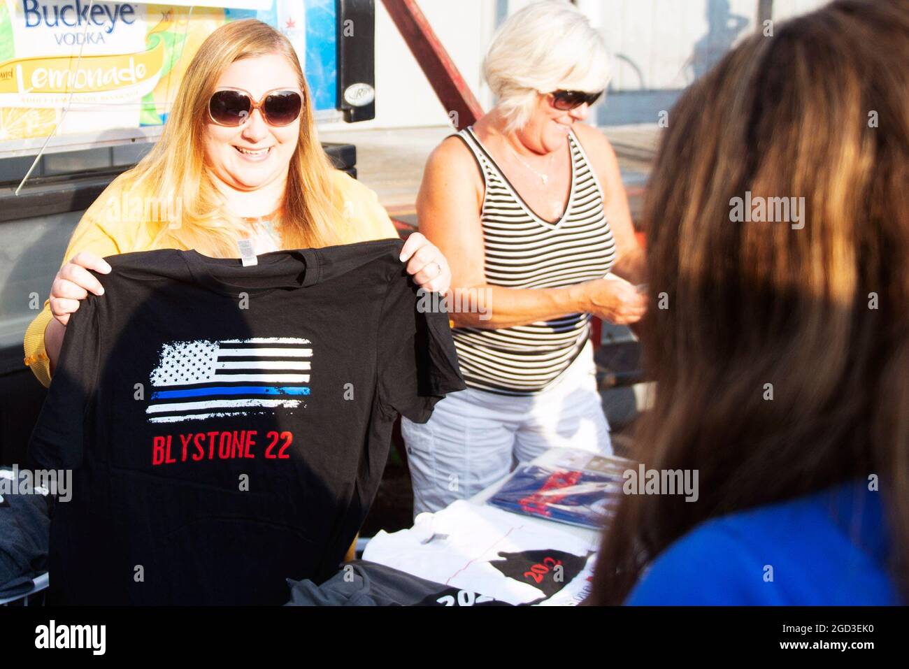 Gahanna, Ohio, Stati Uniti. 10 agosto 2021. La volontaria Angela gainey vende 22 t shirt Joe Blystone al Joe Blystone Rally di Gahanna, Ohio. Blystone è un repubblicano che corre per il governatore dell'Ohio nel 2022. Credito: Brent Clark/Alamy Foto Stock