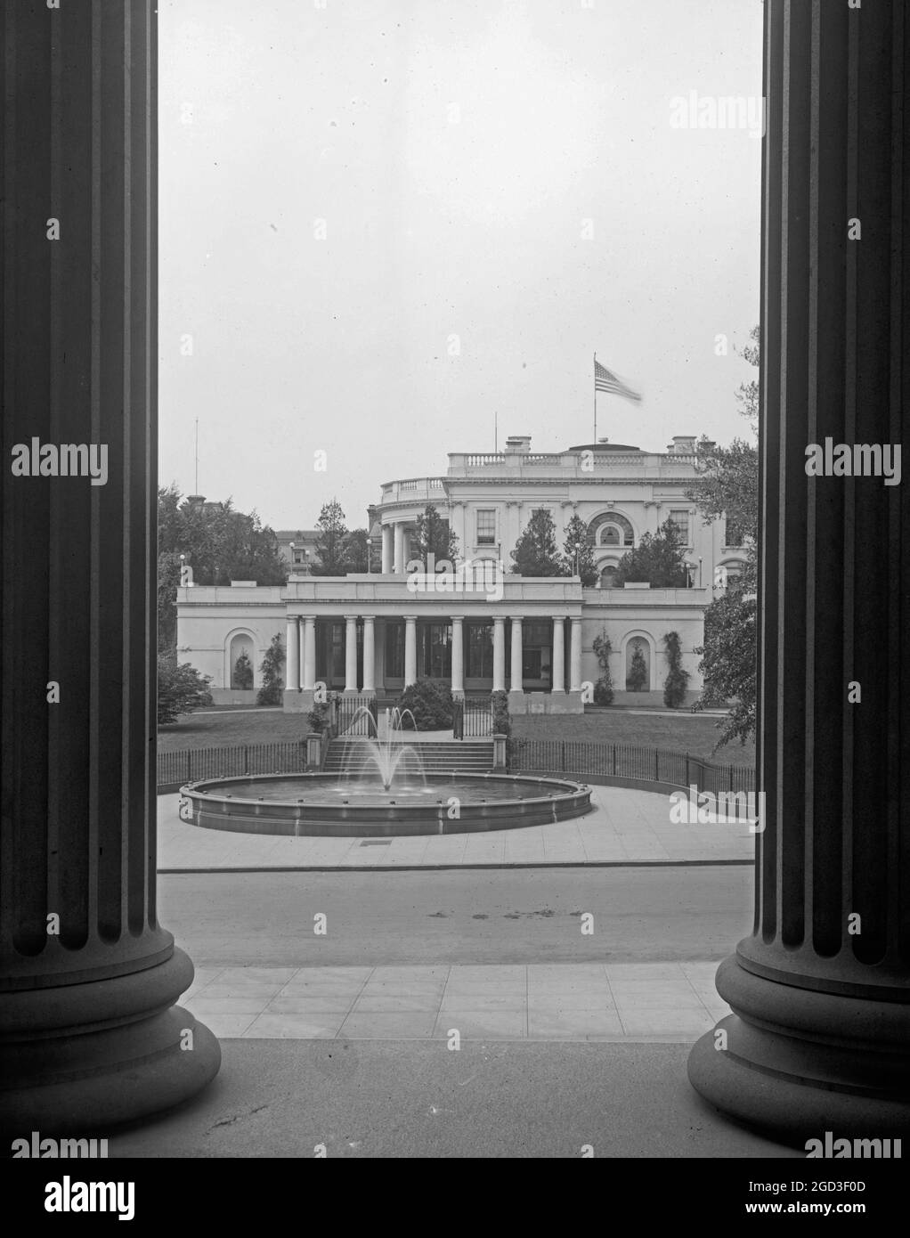 White House from Treasury, [Washington, D.C.], colonne tra il 1910 e il 1926 Foto Stock