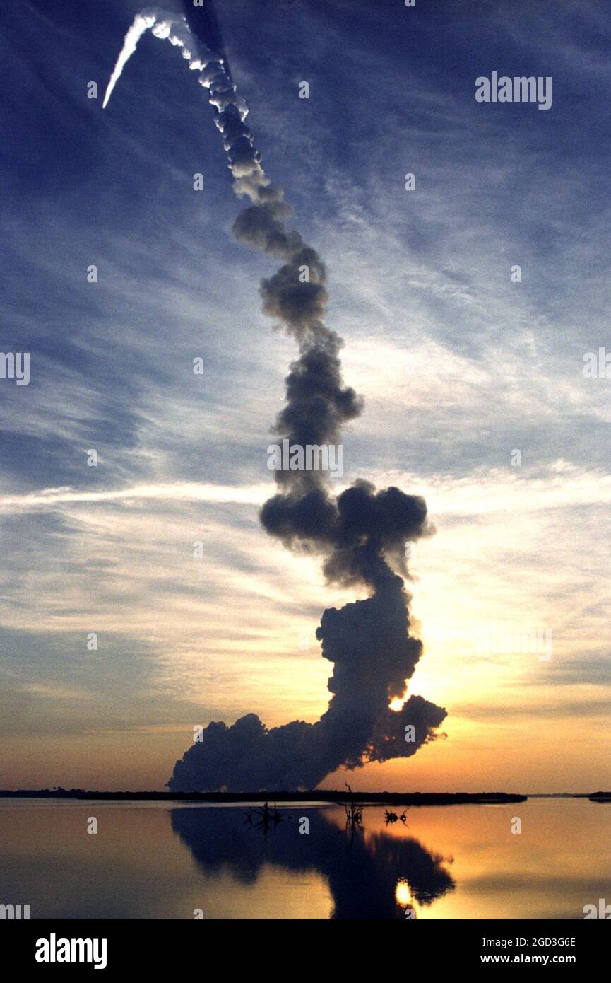 Lo Space Shuttle Discovery decollo da Cape Canaveral, lasciando un lungo sentiero nel cielo. Questa è la missione STS-96 che porta forniture alla Stazione spaziale Internazionale Foto Stock