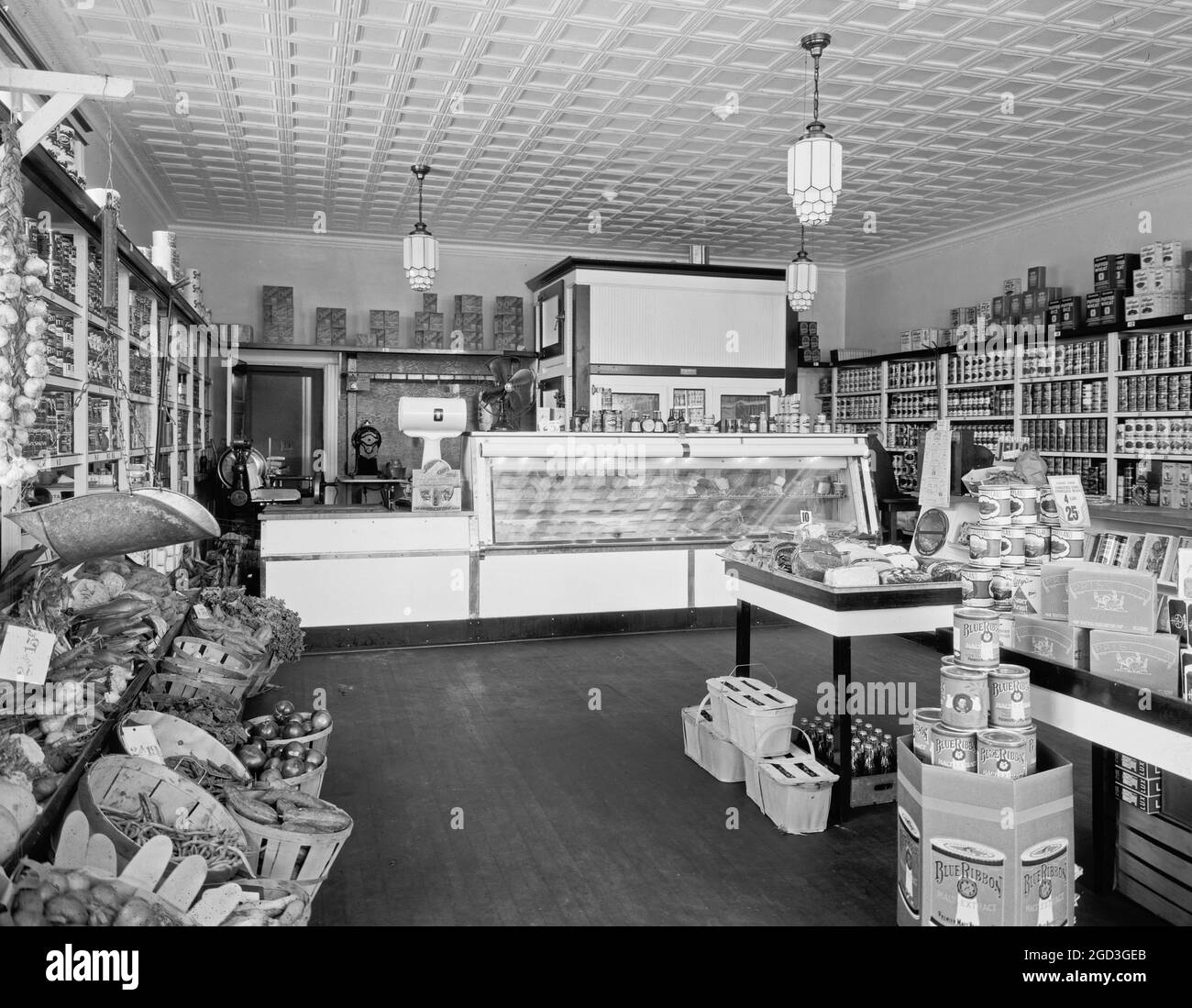 Interno del D.G.S. Negozio, 4709 Wisc. Ave., N.W., Washington, D.C. ca. Tra il 1910 e il 1935 Foto Stock