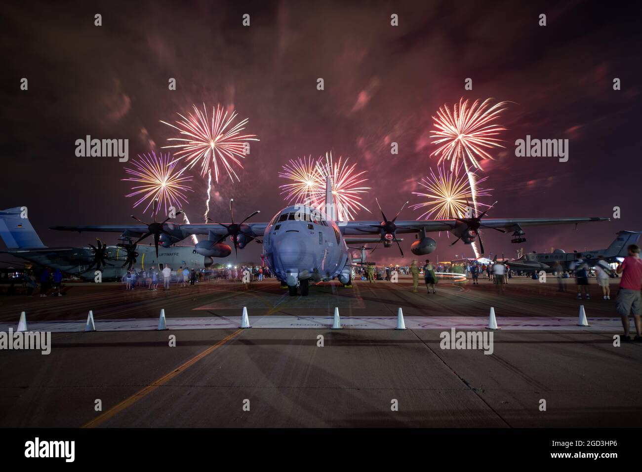 Oshkosh, WI - 27 luglio 2021: Una nave da fuoco AC-130J ghostrider dell'AFSOC all'EAA di Oshkosh con fuochi d'artificio Foto Stock
