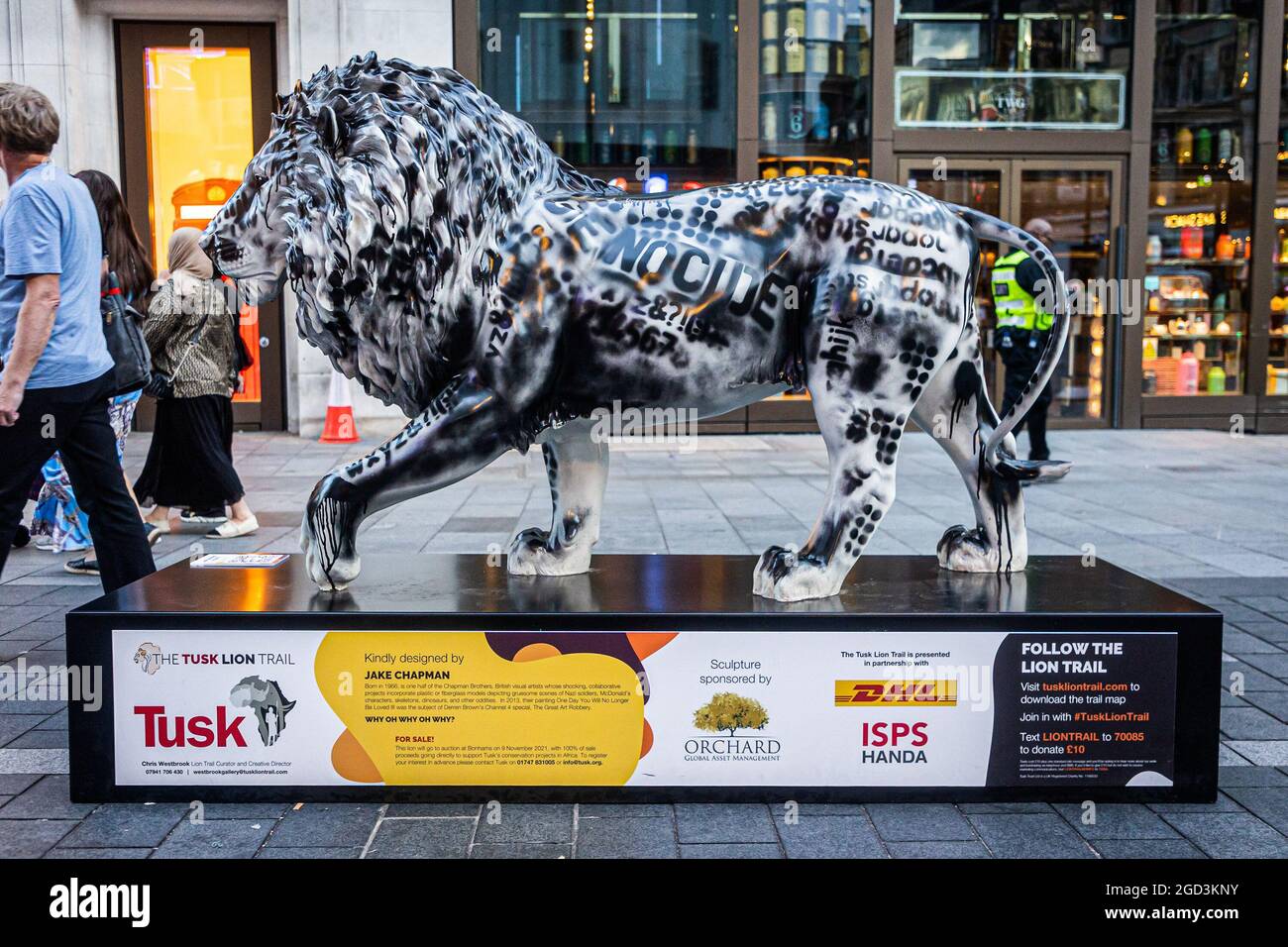 Londra, Regno Unito. 10 agosto 2021. La scultura del leone è raffigurata in Trafalgar Square e Piccadilly Circus a Londra. Le sculture fanno parte del Lion Trail dell'organizzazione per la conservazione della fauna selvatica Tusk. Sculture di leoni a grandezza naturale, progettate da artisti, musicisti e comici famosi, sono esposte nelle strade di Londra per sensibilizzare le minacce che i leoni devono affrontare e raccogliere fondi per la conservazione colpita da Coronavirus. (Foto di Tejas Sandhu/SOPA Images/Sipa USA) Credit: Sipa USA/Alamy Live News Foto Stock