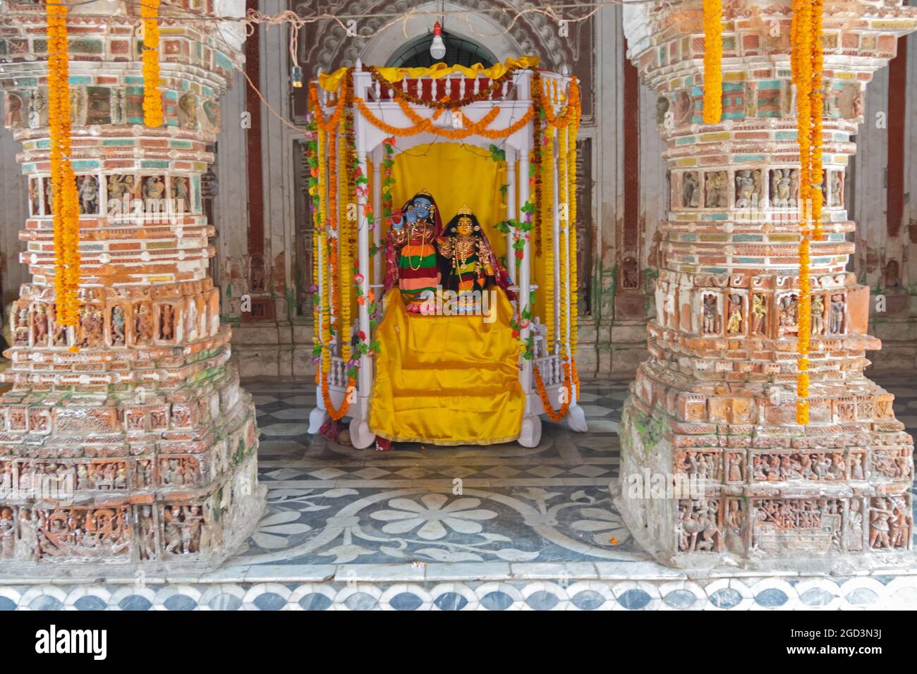 Radha Krishna idoli al tempio Lalji di Kalna, Bengala Occidentale, India - è uno dei più antichi templi di lord Krishna (un indù Gd) a Kalna con terracotta A. Foto Stock