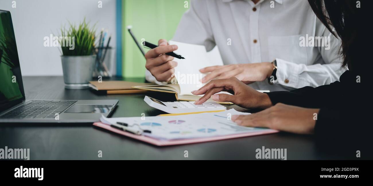 Business Consulting meeting Working and brainstorming new business project finance accounting investment concept Foto Stock