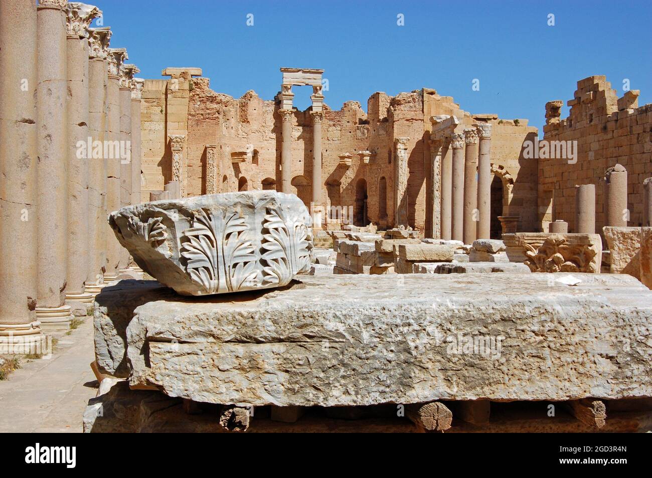 Vista delle rovine dell'antica basilica romana di Severan a Leptis Magna, Libia. Foto Stock