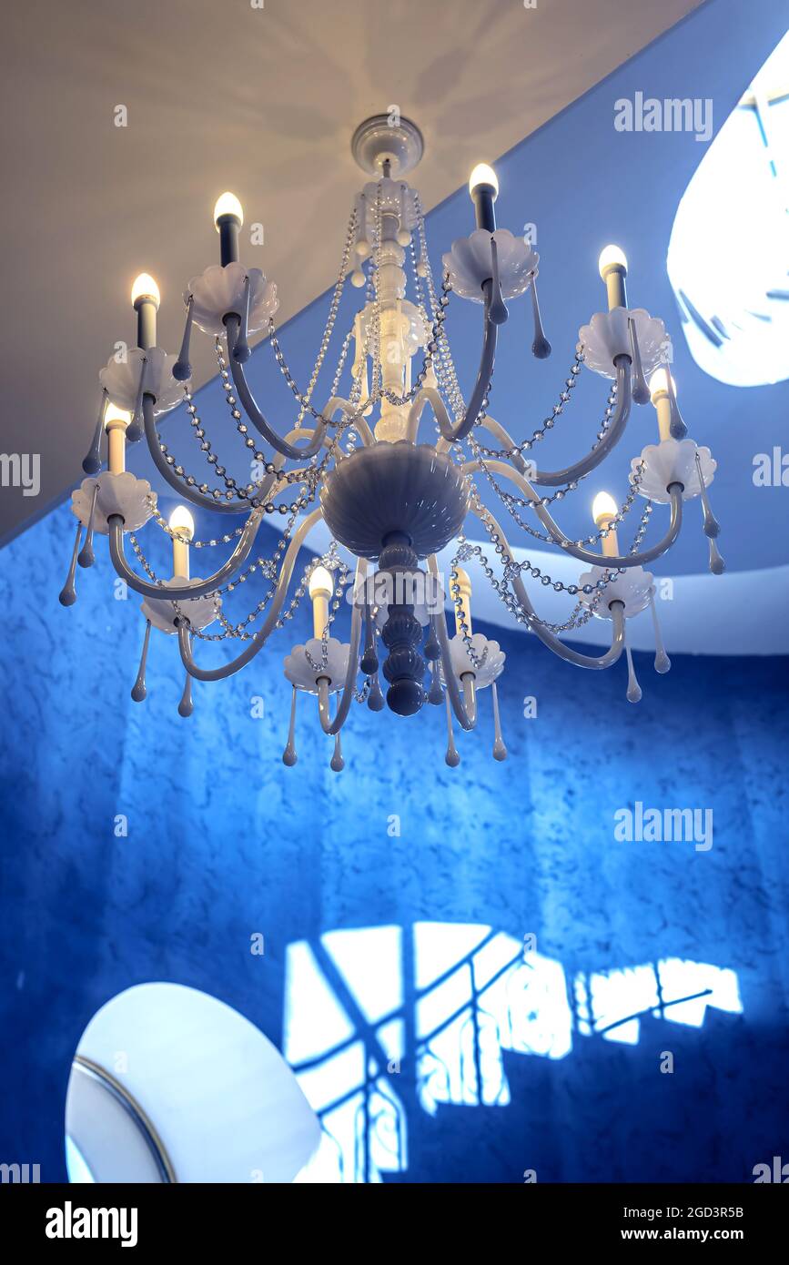 Meravigliosa lucentezza vintage di vetro blu con lampadine luminose Foto Stock