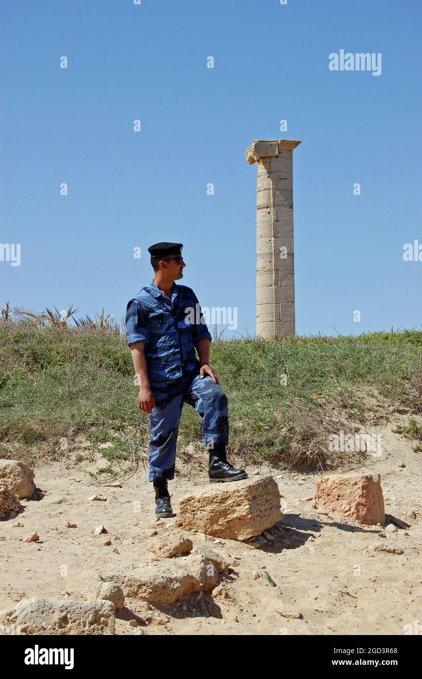 Leptis Magna, Libia - 2 aprile 2006: Un ufficiale di polizia che custodisce la storica antica città romana di Leptis Magna in una giornata di sole in Libia. Foto Stock