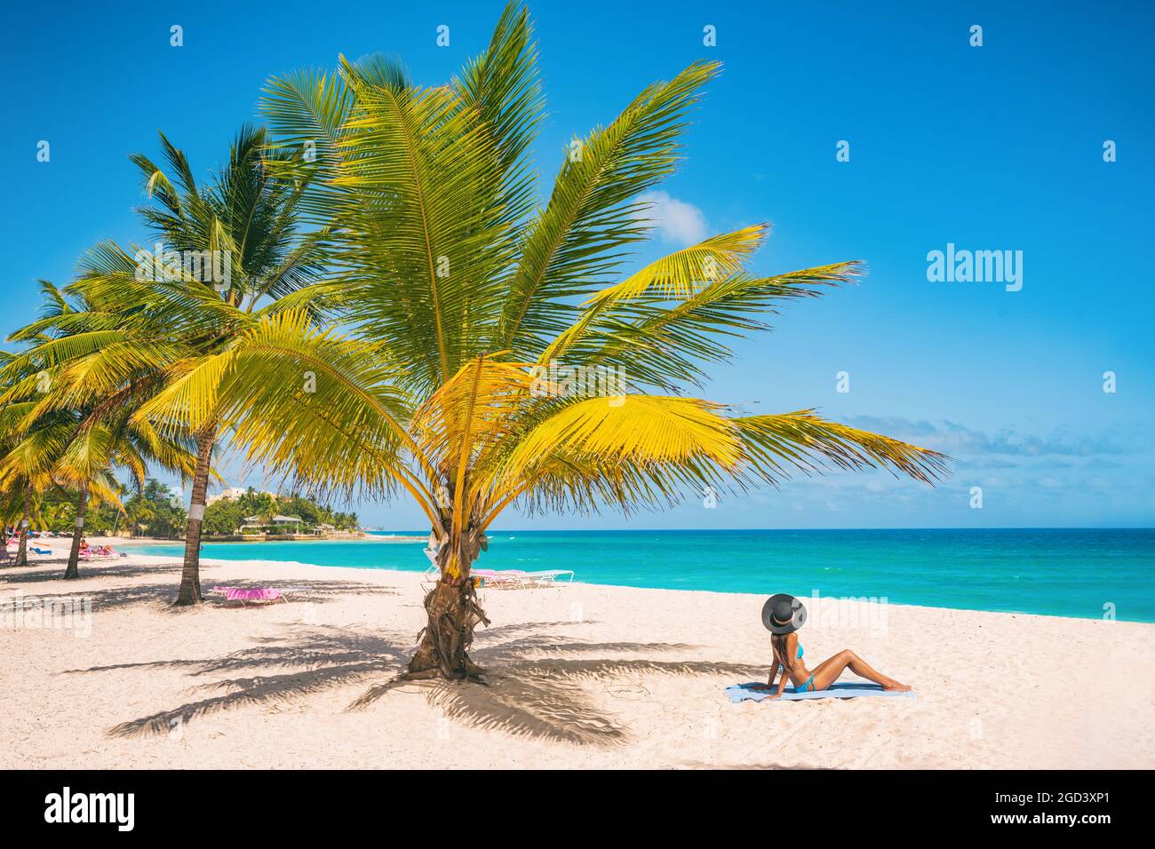 Viaggio caraibico estate vacanza donna prendere il sole sulla spiaggia durante la vacanza crociera. Fuga di lusso sul resort di dover Beach, isola delle Barbados. Foto Stock