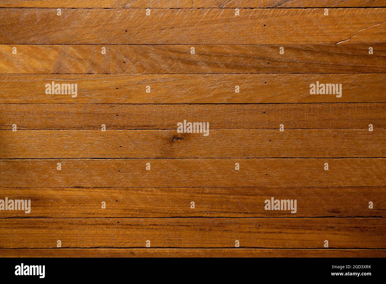 Tavole di legno con fondo chiodi buchi Foto Stock