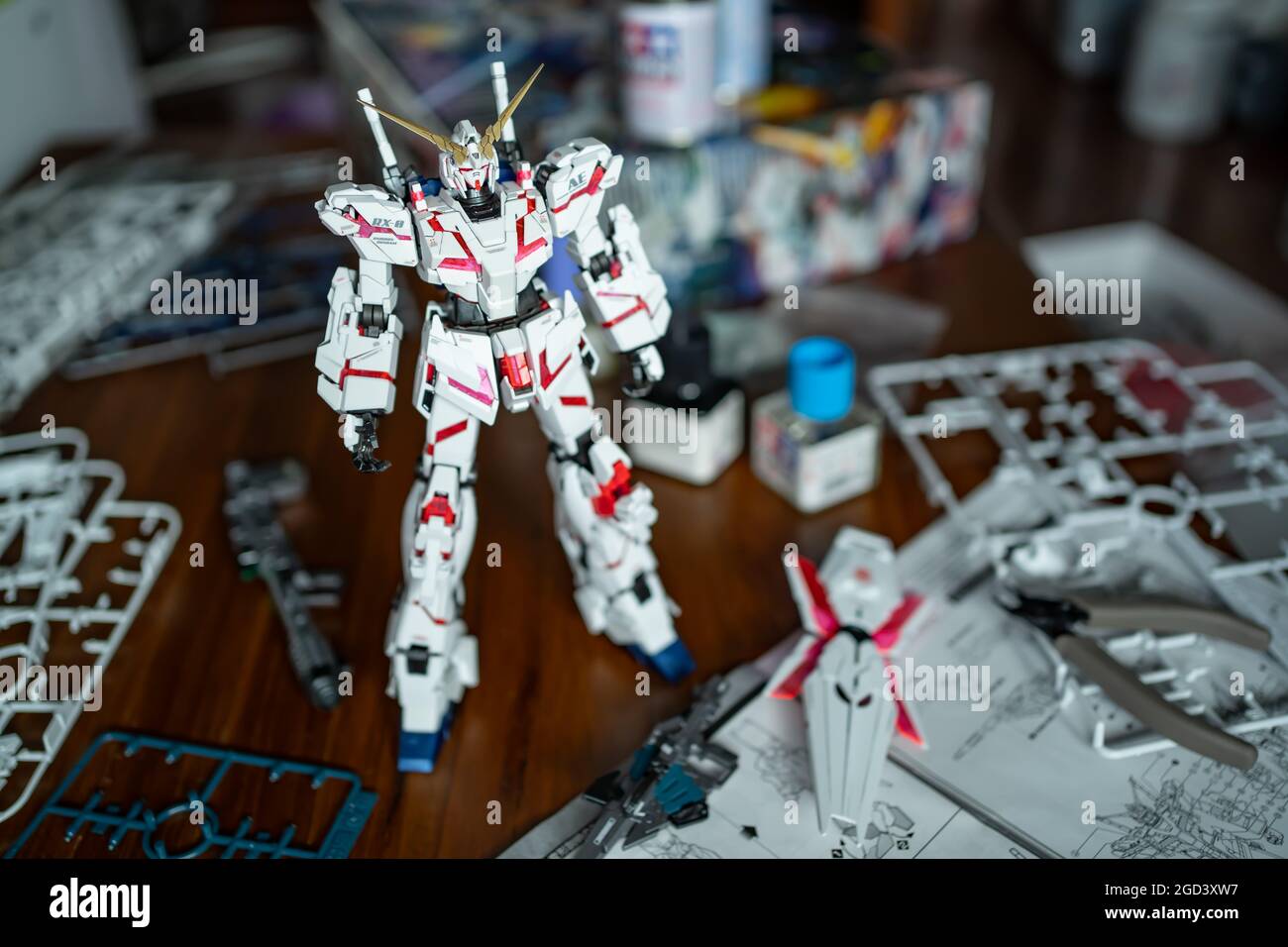 Bangkok, Thailandia - 10 agosto 2021 : il kit di plastica Unicorn Gundam è stato montato sul tavolo. Foto Stock