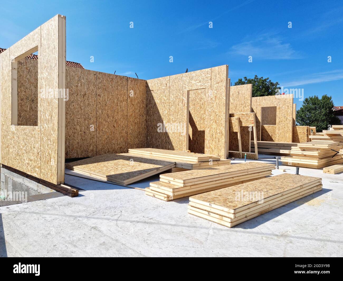 Costruzione di una casa modulare prefabbricata nuova e moderna con pannelli  in legno composito. Assemblaggio del pannello a risparmio energetico Foto  stock - Alamy
