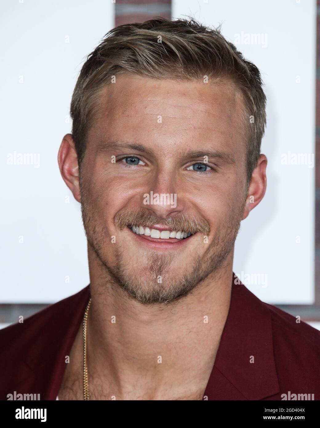 Los Angeles, Stati Uniti. 10 agosto 2021. LOS ANGELES, CALIFORNIA, USA - 10 AGOSTO: L'attore Alexander Ludwig indossa un vestito Paul Smith, le scarpe Christian Louboutin, un monili Montblanc Water e David Yurman arriva alla prima di Los Angeles dei 'Heels' di STARZ, tenutasi a 2137 Sacramento Street il 10 agosto 2021 a Los Angeles, California, Stati Uniti. (Foto di Xavier Collin/Image Press Agency) Credit: Image Press Agency/Alamy Live News Foto Stock