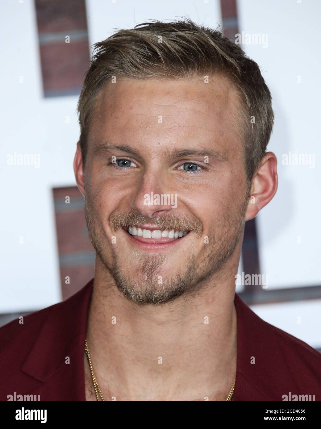 Los Angeles, Stati Uniti. 10 agosto 2021. LOS ANGELES, CALIFORNIA, USA - 10 AGOSTO: L'attore Alexander Ludwig indossa un vestito Paul Smith, le scarpe Christian Louboutin, un monili Montblanc Water e David Yurman arriva alla prima di Los Angeles dei 'Heels' di STARZ, tenutasi a 2137 Sacramento Street il 10 agosto 2021 a Los Angeles, California, Stati Uniti. (Foto di Xavier Collin/Image Press Agency) Credit: Image Press Agency/Alamy Live News Foto Stock